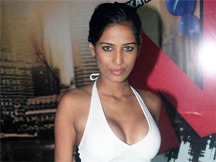 Bigg Boss 5: Poonam Pandey to strip?