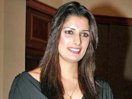 Bigg Boss 5  - Wrestler Sonika Kaliraman quits 