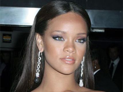 Rihanna touches strip dancers, gets into trouble