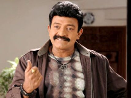 Dr Rajasekhar buries hatchet with Chiranjeevi family!