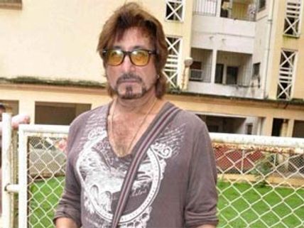 Big Boss 5: Shakti Kapoor slaps model Vida's butt