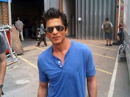 Shahrukh Khan to gift Ra.One team