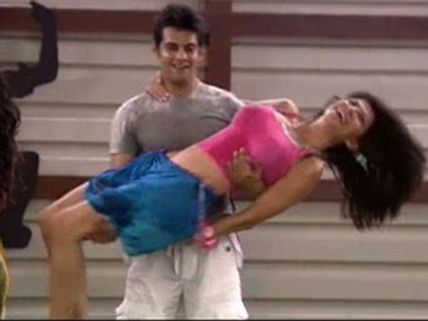 Bigg Boss 5: Vida Samadzai flirts with Amar, Siddharth in pool party