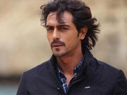 Arjun Rampal mobbed at London Airport