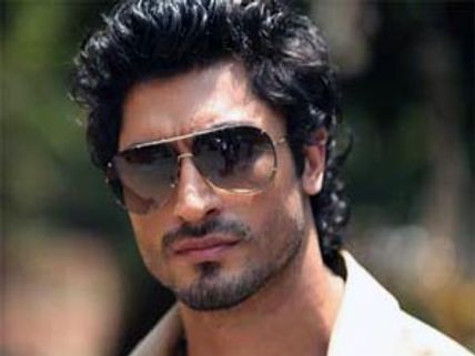 Force villain Vidyut Jamwal in love with Mona Singh? 