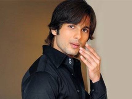 Shahid Kapoor confused between dad and Amitabh Bachchan