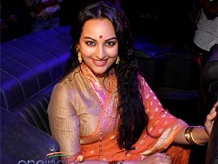 Sonakshi Sinha reluctant to shed her desi look?