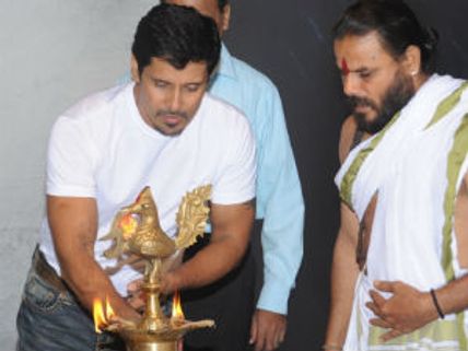 Vikram's Thaandavam hit the floors