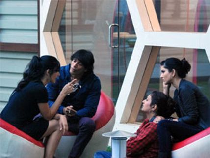 Bigg Boss 5: Sunny Leone playing games to eliminate Shonali Nagrani? 