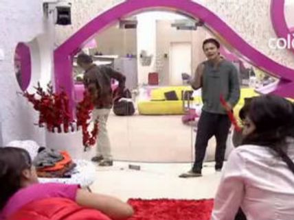 Bigg Boss 5: Sunny Leone picks up a fight with Siddharth