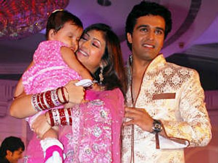 Bigg Boss 5: Juhi Parmar's husband meets her in the house 