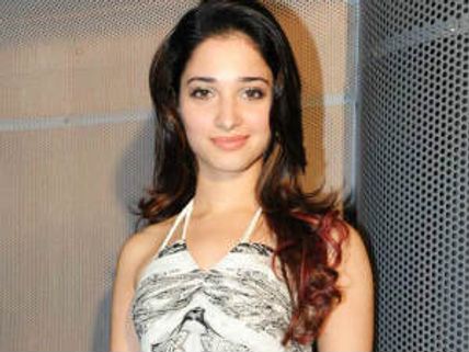 Tamanna's visit to Tirumala in denims raises eyebrows