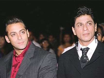Salman Khan-Shahrukh Khan clash at Riteish's party