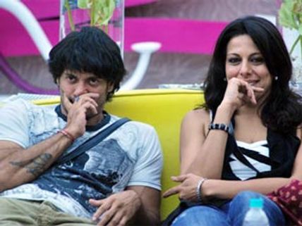 Bigg Boss 5: Akashdeep Saigal in love with Pooja Bedi?