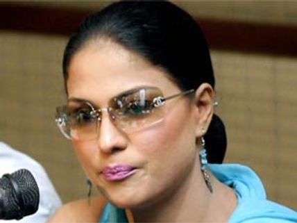 Veena Malik apologises for her nude photo shoot