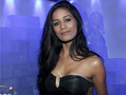 Kolaveri Di's strip version with hot Poonam Pandey gets released