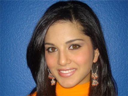 Hot videsi porn star Sunny Leone turns desi in Jism 2