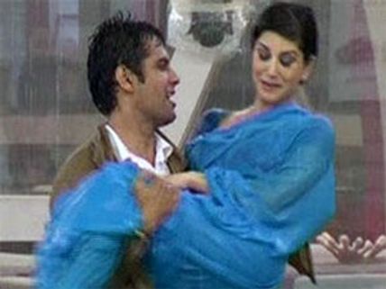 Bigg Boss 5: Sunny Leone hurts Amar Upadhyay's ego?