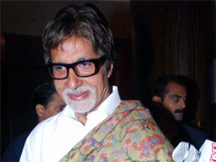 Amitabh Bachchan, Akon bonds together for a crucial message