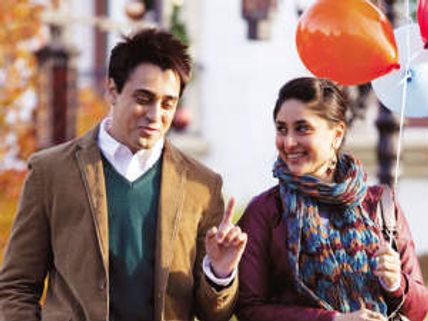 Imran Khan exhibiting Kareena Kapoor's rare photos