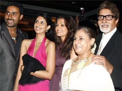 Jaya Bachchan, Shweta Nanda take care of Amitabh Bachchan at hospital