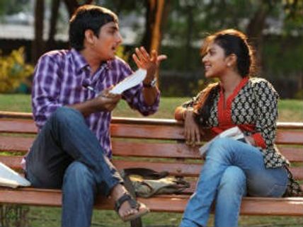Kadhalil Sodhappuvadhu Yeppadi - Review