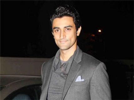 Kunal Kapoor indirectly confesses his love for the Bachchan babe