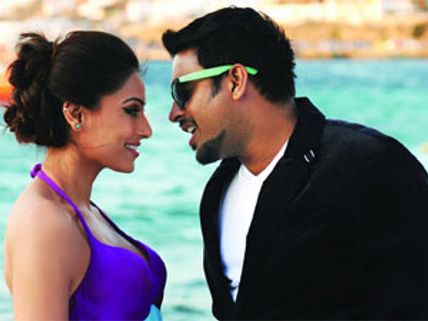 Bipasha Basu confuses all over her kiss with Madhavan