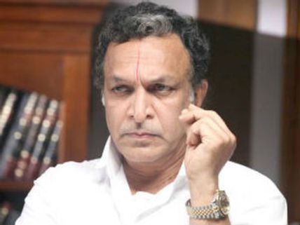 Nassar to be Venky-Mahesh Babu's father in SVSC