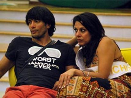 Akashdeep Saigal woos Pooja Bedi with roses!