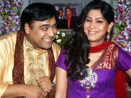 Jeetendra, Tusshar Kapoor defend Bade Achhe Lagte Hai love scene