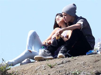 Justin treats Selena to romantic picnic in the park