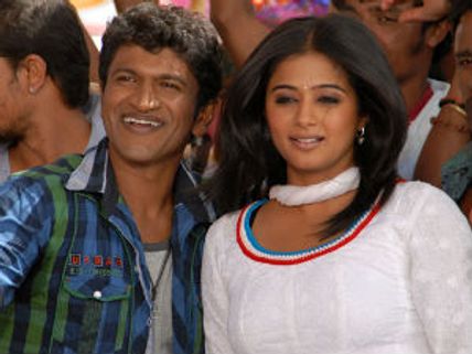 Anna Bond shoots 'Boni aagadha...' track in Malaysia despite tsunami threats