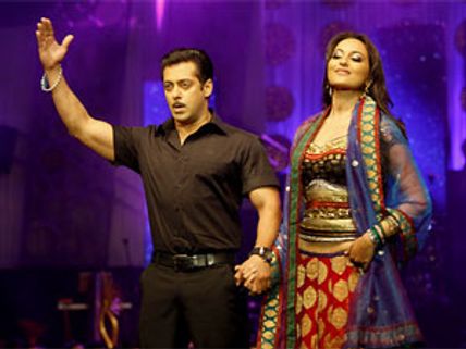 Salman Khan films a Qawwali with Sonakshi Sinha for Dabangg 2