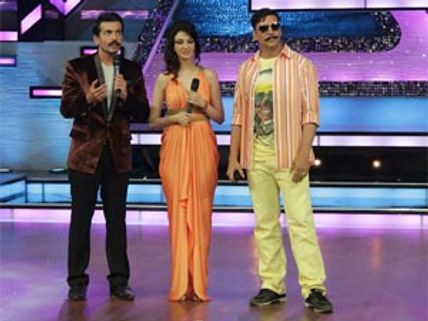 Akshay Kumar gifts Rs 1 lakh to Dance India Dance Season 3 finalists