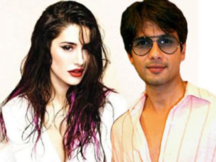 Nargis Fakhri-Shahid Kapoor spotted late in the night