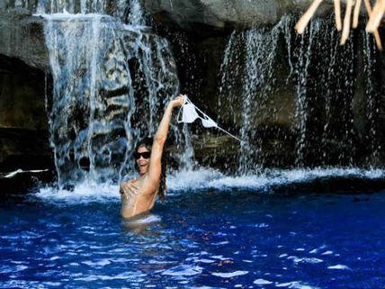 Rihanna poses topless and nude at Hawaii
