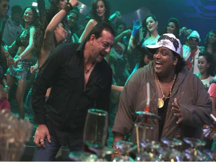 Big B tribute: Sanjay Dutt dances on ‘Thodi Si Jo Pi Li Hai’ remake