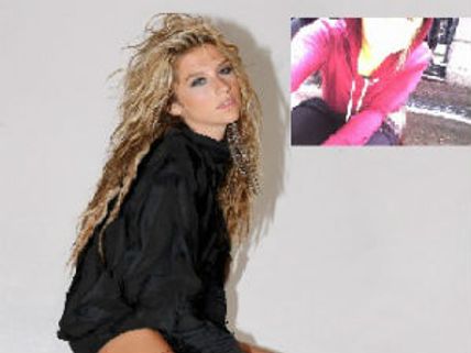 Ke$ha pulls down her pants to pee in street