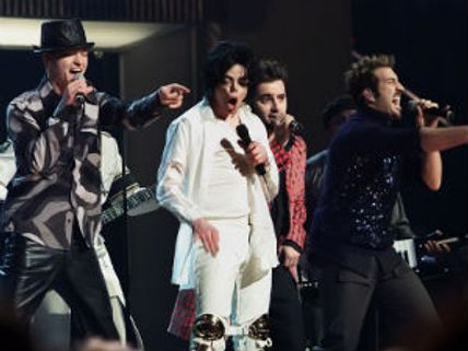 Reunited Michael Jackson family performs together after 2 decades