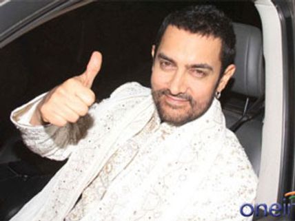 Aamir Khan falls off stage at the wedding of auto-rickshaw driver's son
