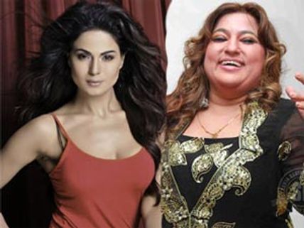 Dolly Bindra targets her shoe towards Veena Malik in Pakistan!