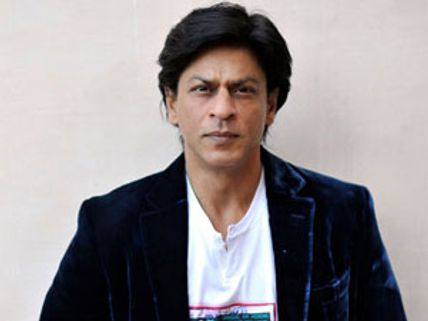 Irked Shahrukh Khan shows shoe to the crowd!