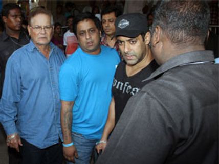 Salman Khan at hospital after accident on Dabangg 2 sets!