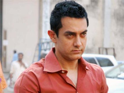 When Aamir Khan decided to walk amidst traffic