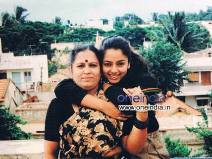 Oneindia presents Soundarya's rare pictures on her 40th birthday