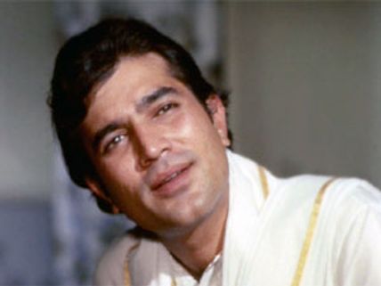 Rajesh Khanna's crazy fan bleeds, applies blood as sindoor in his name