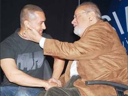 Aamir Khan buys Shammi Kapoor's jacket for Rs 88,000