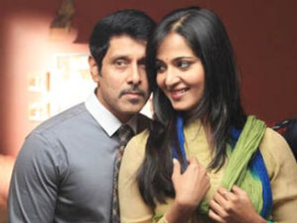 Thaandavam trailer: Vikram turns blind!