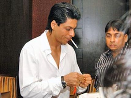A 100 rupee note saves Shahrukh Khan!